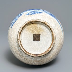 Een Chinese blauwwitte Nanking craquelé hu vaas, 19e eeuw — foto 5