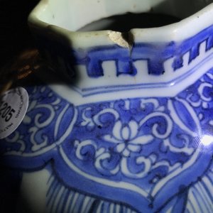 Een Chinese blauwwitte octagonale balustervaas, Transitie periode — foto 7