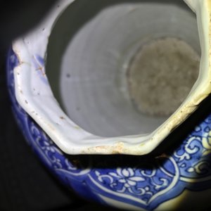 Een Chinese blauwwitte octagonale balustervaas, Transitie periode — foto 10