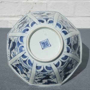 Een Chinese blauwwitte octagonale kom met diverse vissen, Wanli — foto 11