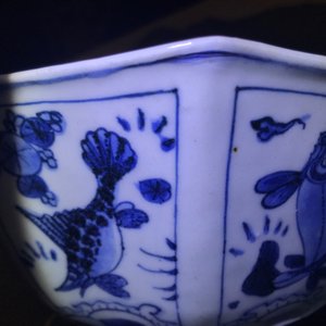 Een Chinese blauwwitte octagonale kom met diverse vissen, Wanli — foto 17