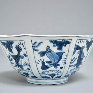 Een Chinese blauwwitte octagonale kom met diverse vissen, Wanli — foto 4