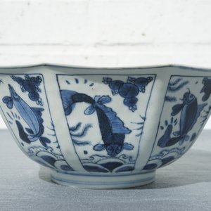 Een Chinese blauwwitte octagonale kom met diverse vissen, Wanli — foto 7