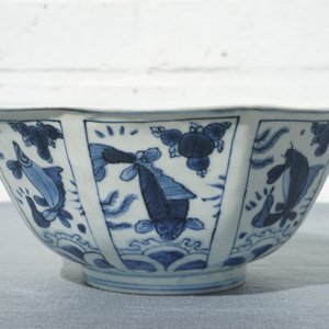 Een Chinese blauwwitte octagonale kom met diverse vissen, Wanli — foto 9