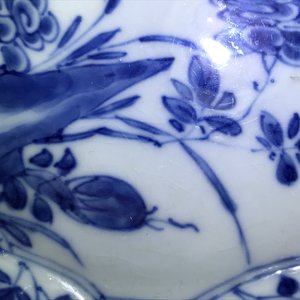 Een Chinese blauwwitte octagonale kom met floraal decor, Kangxi — foto 11