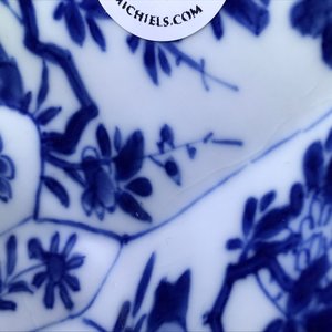 Een Chinese blauwwitte octagonale kom met floraal decor, Kangxi — foto 12