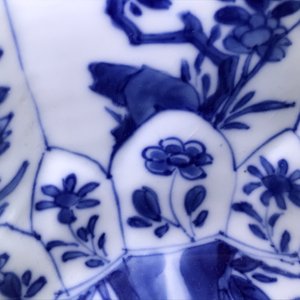 Een Chinese blauwwitte octagonale kom met floraal decor, Kangxi — foto 15
