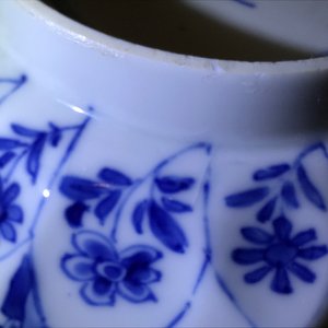 Een Chinese blauwwitte octagonale kom met floraal decor, Kangxi — foto 16