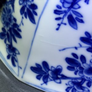Een Chinese blauwwitte octagonale kom met floraal decor, Kangxi — foto 17