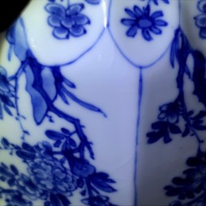 Een Chinese blauwwitte octagonale kom met floraal decor, Kangxi — foto 24
