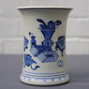 Een Chinese blauwwitte penselenbeker met decor van antiquiteiten, Kangxi — foto 12