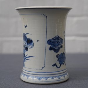 Een Chinese blauwwitte penselenbeker met decor van antiquiteiten, Kangxi — foto 13