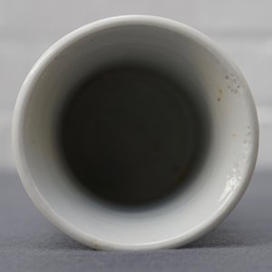 Een Chinese blauwwitte penselenbeker met decor van antiquiteiten, Kangxi — foto 17