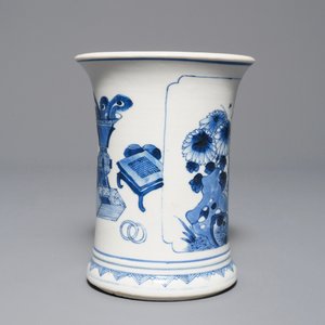 Een Chinese blauwwitte penselenbeker met decor van antiquiteiten, Kangxi — foto 2