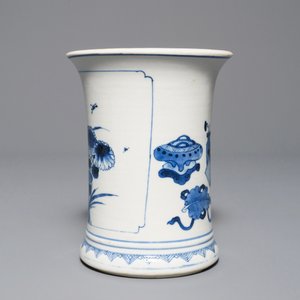 Een Chinese blauwwitte penselenbeker met decor van antiquiteiten, Kangxi — foto 4