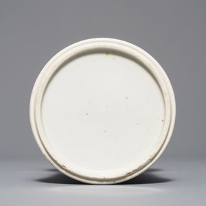 Een Chinese blauwwitte penselenbeker met decor van antiquiteiten, Kangxi — foto 5