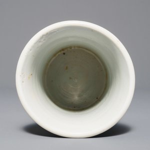 Een Chinese blauwwitte penselenbeker met decor van antiquiteiten, Kangxi — foto 6