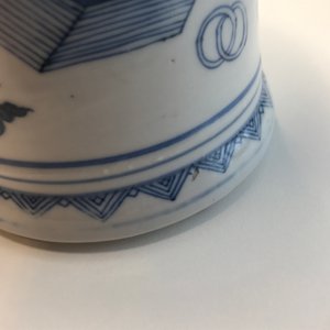 Een Chinese blauwwitte penselenbeker met decor van antiquiteiten, Kangxi — foto 8