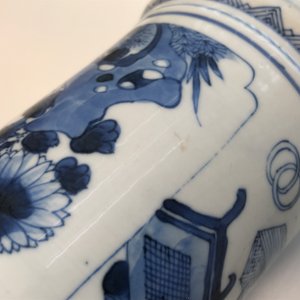 Een Chinese blauwwitte penselenbeker met decor van antiquiteiten, Kangxi — foto 10