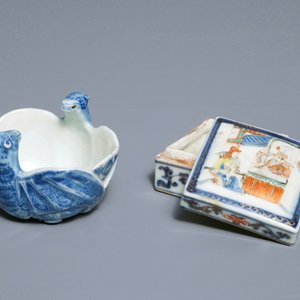 Een Chinese blauwwitte penselenwasser en een famille rose dekseldoosje, Kangxi/Qianlong — foto 1