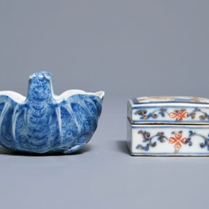 Een Chinese blauwwitte penselenwasser en een famille rose dekseldoosje, Kangxi/Qianlong — foto 4