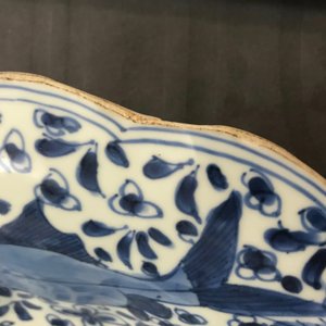 Een Chinese blauwwitte plooischotel met vissen, Kangxi — foto 4