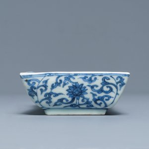 Een Chinese blauwwitte rechthoekige kom met een feniks en lotusslingers, Wanli merk, 19/20e eeuw — foto 7