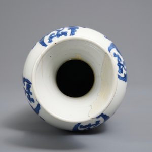 Een Chinese blauwwitte rolwagen vaas met floraal decor, Kangxi — foto 6