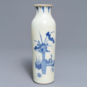Een Chinese blauwwitte rouleau vaas met decor van bloemvazen, Hatcher cargo, Transitie periode — foto 1
