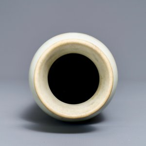 Een Chinese blauwwitte rouleau vaas met decor van bloemvazen, Hatcher cargo, Transitie periode — foto 5