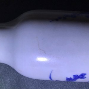 Een Chinese blauwwitte rouleau vaas met decor van bloemvazen, Hatcher cargo, Transitie periode — foto 7