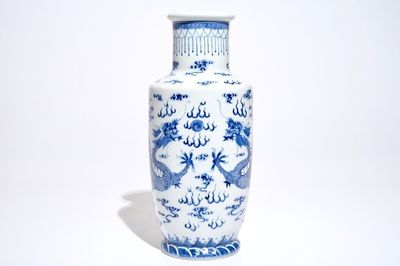 Een Chinese blauwwitte rouleau vaas met draken, 19/20e eeuw