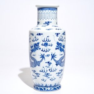 Een Chinese blauwwitte rouleau vaas met draken, 19/20e eeuw — foto 1