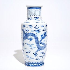 Een Chinese blauwwitte rouleau vaas met draken, 19/20e eeuw — foto 2