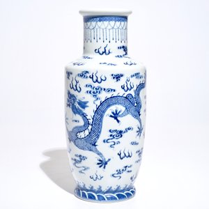 Een Chinese blauwwitte rouleau vaas met draken, 19/20e eeuw — foto 4