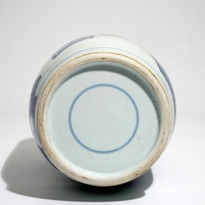 Een Chinese blauwwitte rouleau vaas met een hofscène, 19/20e eeuw — foto 5