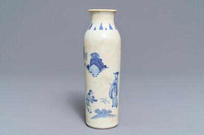 Een Chinese blauwwitte rouleau vaas met figuratief decor, Hatcher cargo, Transitie periode