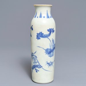 Een Chinese blauwwitte rouleau vaas met floraal decor, Hatcher cargo, Transitie periode — foto 3