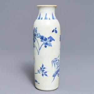 Een Chinese blauwwitte rouleau vaas met floraal decor, Hatcher cargo, Transitie periode — foto 4
