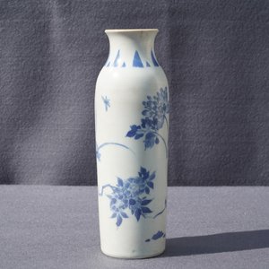 Een Chinese blauwwitte rouleau vaas met floraal decor, Hatcher cargo, Transitie periode — foto 9