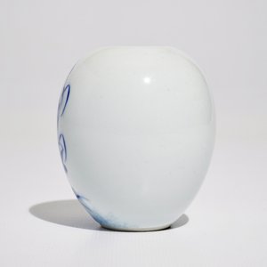 Een Chinese blauwwitte "scholar" vaas met een grote karekiet tussen riet, gesigneerd Wang Bu (1898–1968) — foto 2