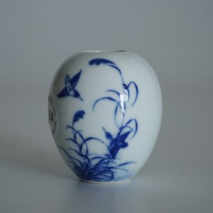 Een Chinese blauwwitte "scholar" vaas met een grote karekiet tussen riet, gesigneerd Wang Bu (1898–1968) — foto 7