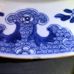 Een Chinese blauwwitte schotel, een bekervaas en een gemberpot, 18/19e eeuw — foto 10