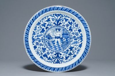 Een Chinese blauwwitte schotel met Bacchus, Kangxi