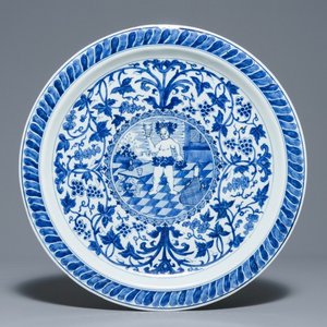 Een Chinese blauwwitte schotel met Bacchus, Kangxi — foto 1