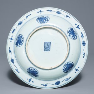Een Chinese blauwwitte schotel met decor van een haas, Jiajing — foto 2