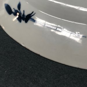 Een Chinese blauwwitte schotel met draak en karper, Kangxi — foto 14