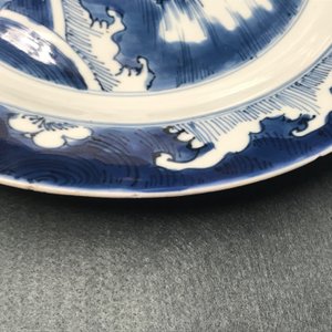 Een Chinese blauwwitte schotel met draak en karper, Kangxi — foto 4