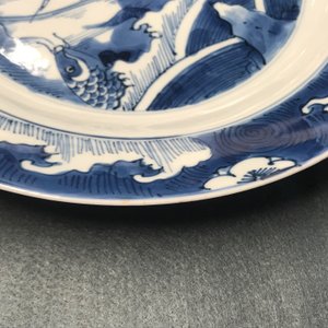 Een Chinese blauwwitte schotel met draak en karper, Kangxi — foto 6