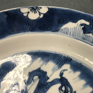 Een Chinese blauwwitte schotel met draak en karper, Kangxi — foto 9
